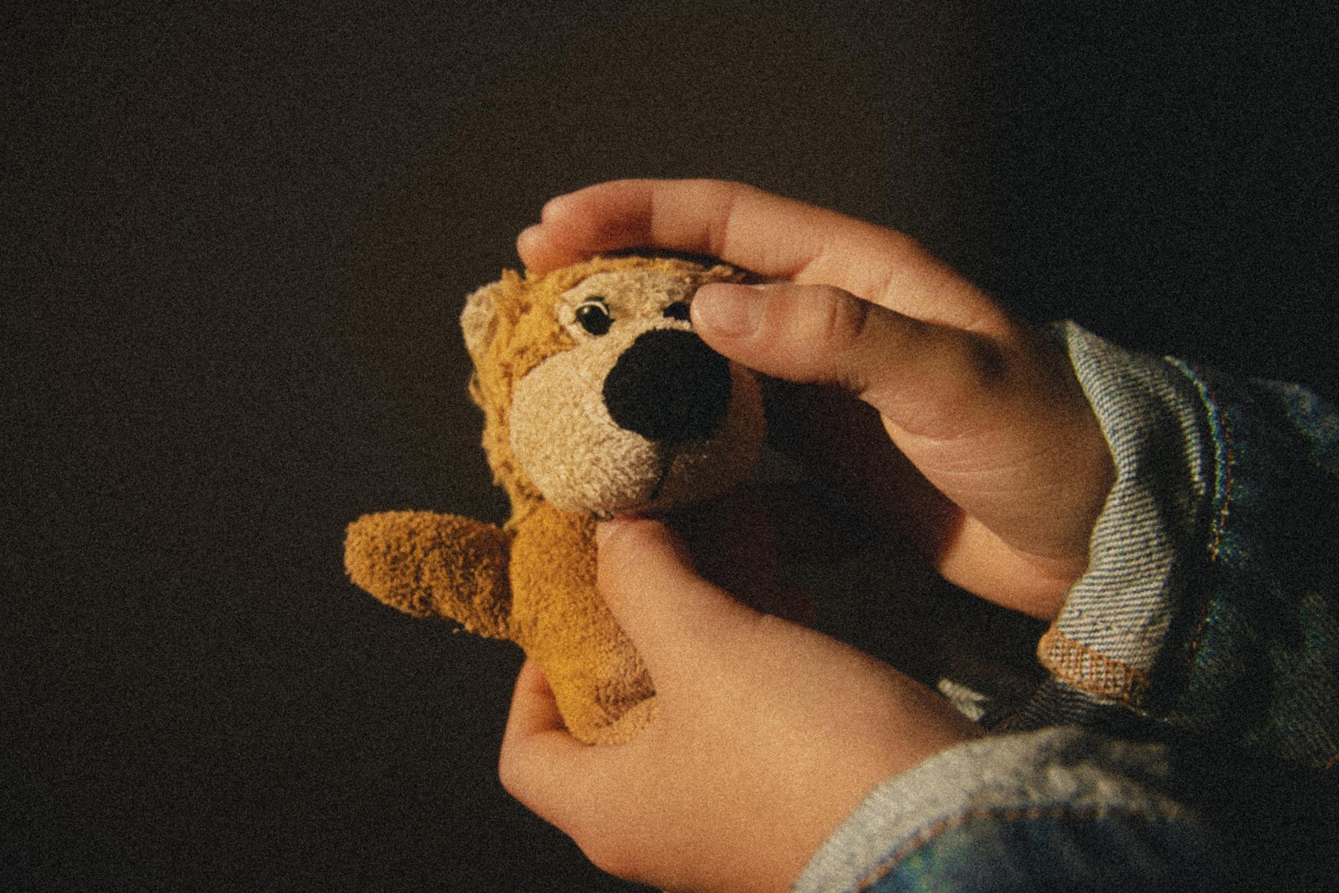 Mans sostenint un petit peluix de ganxet